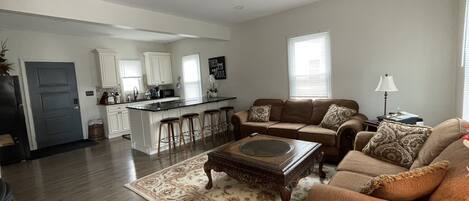 Älytelevisio, takka, kirjoja