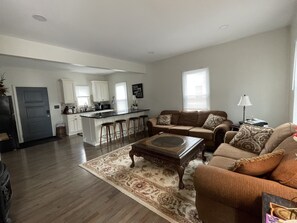 スマートテレビ、暖炉、書庫