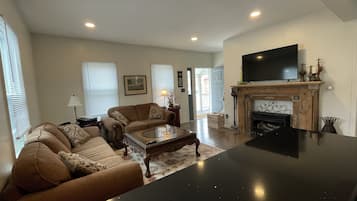 Smart TV, chimenea y libros