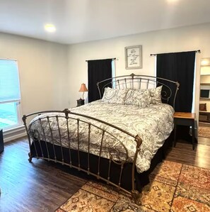 2 室のベッドルーム、アイロン / アイロン台、WiFi (無料)、ベッドシーツ