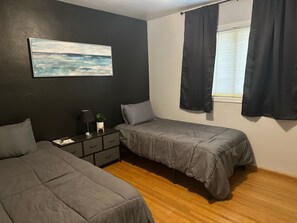 4 bedrooms, desk, free WiFi, bed sheets - Beautiful 4BDR, Cental ND home. Perfect for your hunting group or family. (Goodrich)