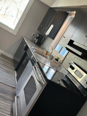 Kühlschrank, Mikrowelle, Ofen, Herdplatte