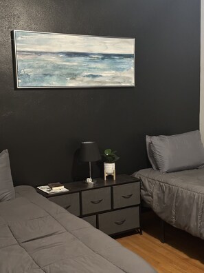 4 bedrooms, desk, free WiFi, bed sheets - Beautiful 4BDR, Cental ND home. Perfect for your hunting group or family. (Goodrich)