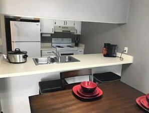 ثلاجة، ميكروويف، فرن، غسالة أطباق