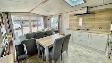 Chalet, Multiple Beds | Private kitchen | Fridge, microwave, oven, stovetop