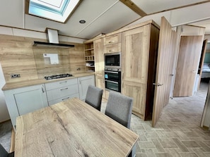 Chalet, Beberapa Tempat Tidur | Dapur pribadi | Lemari es, microwave, oven, dan kompor