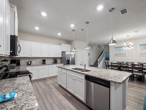 Frigorifero, microonde, forno, piano cottura