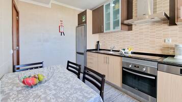 Een koelkast, een magnetron, een oven, een vaatwasser