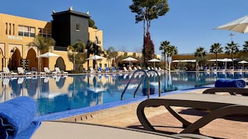 Piscine couverte, 2 piscines extérieures, parasols de plage