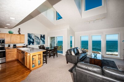Promo! Oceanfront Condo with Indoor Pool, Wifi and HDTV!