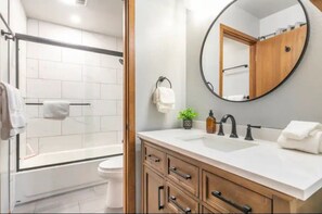 Combined shower/bathtub, hair dryer, towels - Updated 1 bedroom with bunks near Mammoth Creek, bike paths, &  free shuttle! (Mammoth Lakes)