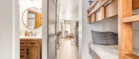 1 habitación, tabla de planchar con plancha y cuna de viaje