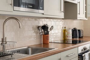 Fridge, microwave, oven, stovetop - Luxury 3 Bedroom Apt On Edinburgh's Royal Mile (Edinburgh)