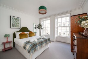 3 bedrooms, iron/ironing board, travel cot, WiFi - Luxury 3 Bedroom Apt On Edinburgh's Royal Mile (Edinburgh)
