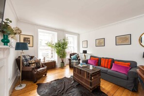 Living area - Luxury 3 Bedroom Apt On Edinburgh's Royal Mile (Edinburgh)
