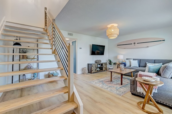 Living room, stairs to bedrooms
