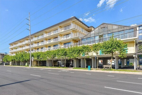 Exterior - 3 Bedroom Ocean Block Condo - Steps to the Beach and Ocean! Large 1400 sq. ft. top floor condo on 135th St. Waves 406 (Ocean City)