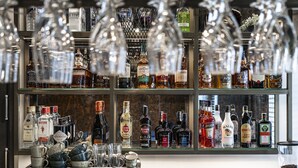 Eine Bar mit Regalen voller Spirituosenflaschen und einer Kaffeemaschine.