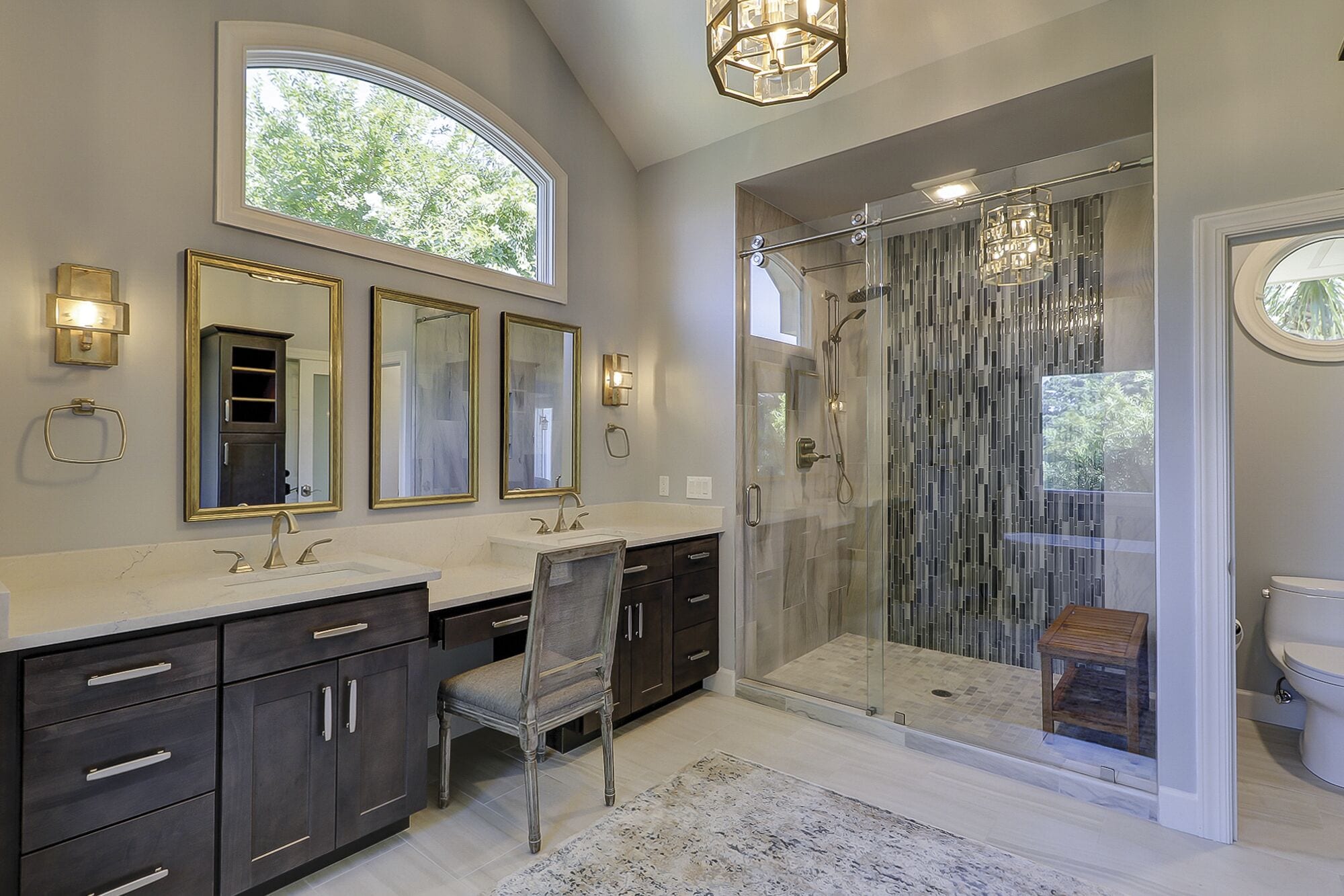 Combined shower/bathtub, hair dryer, towels