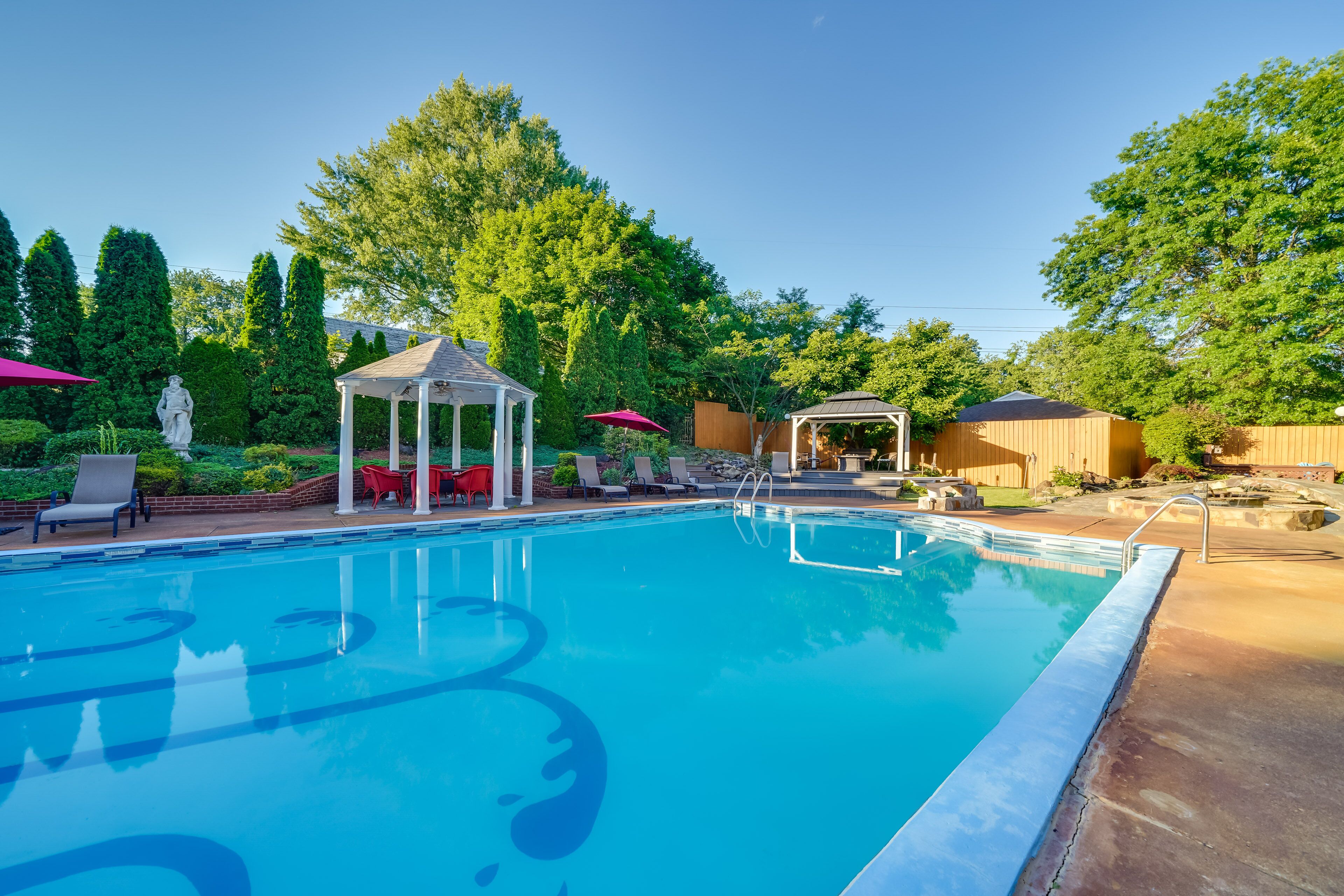 Lower-Level Pittsburgh Retreat: Hot Tub + Grill!