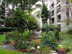 Property grounds - Roomy ,calm and comfy :) in my parisian Paris ! (Paris)