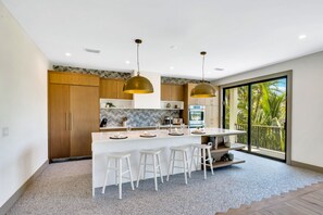 冷蔵庫、電子レンジ、オーブン、コンロ