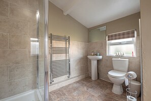 Douche, serviettes fournies, papier toilette