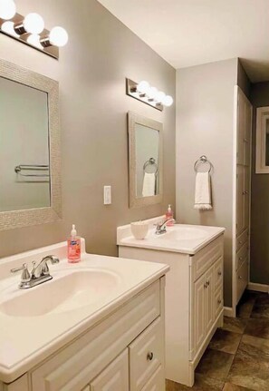 Combinazione doccia/vasca, asciugamani, sapone, carta igienica