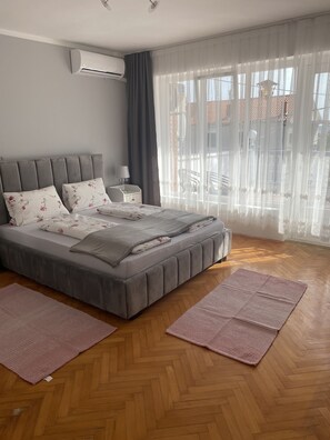 4 quartos, ferros/tábuas de passar roupa, berço de viagem