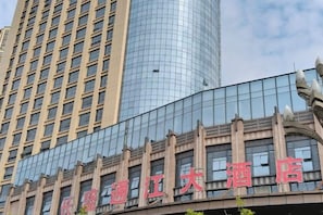 Un hôtel doté d’une façade moderne, de grandes fenêtres et d’une enseigne bien visible.