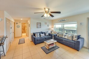 TV, books - 'Sea-King Sol' Ocean-View Condo in Port Aransas! (Port Aransas)