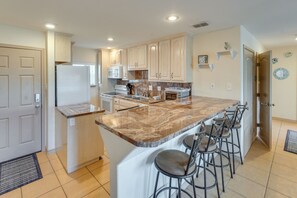 Fridge, microwave, stovetop, dishwasher - 'Sea-King Sol' Ocean-View Condo in Port Aransas! (Port Aransas)