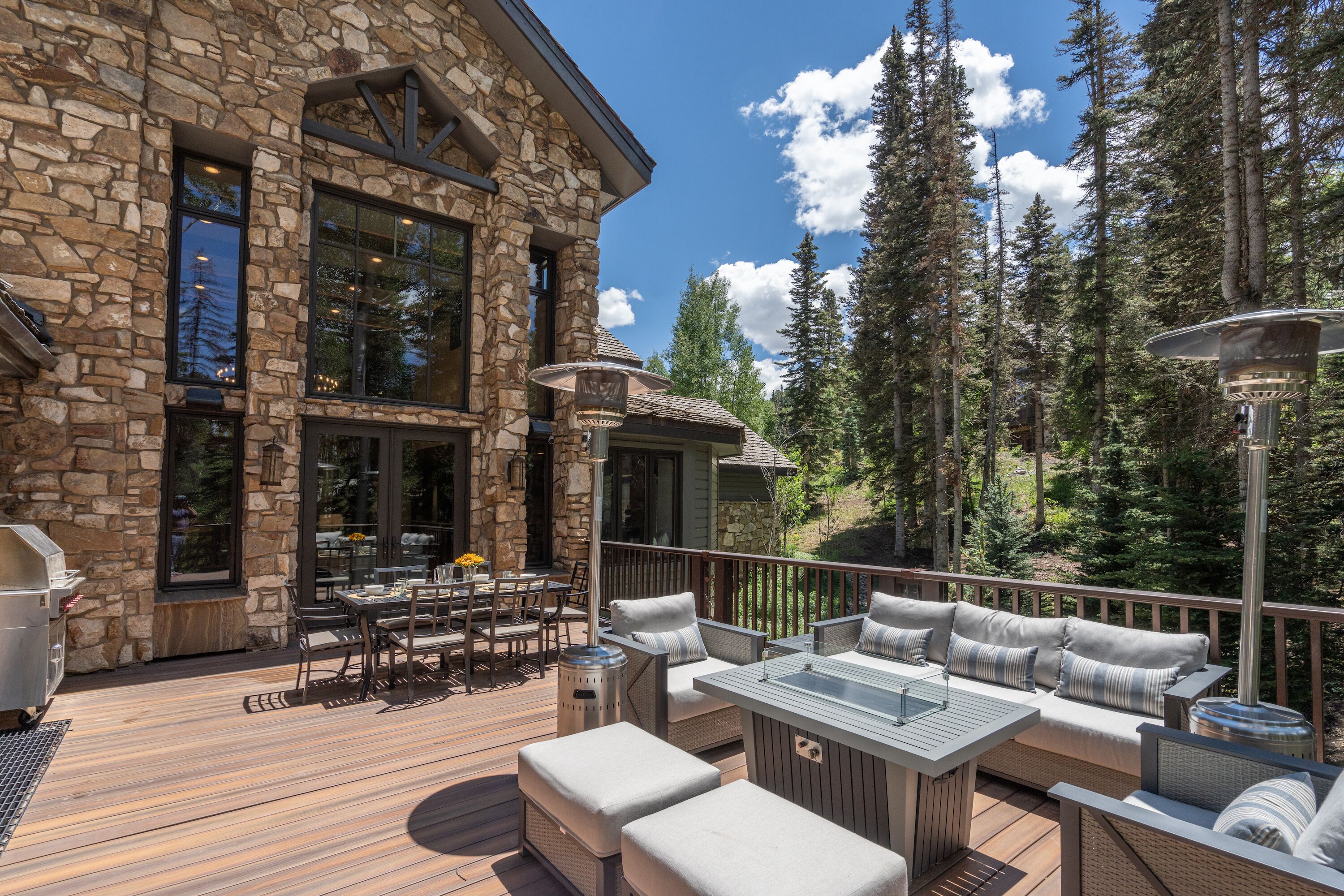 1.3-aspen-grove-mountain-village-living-room-deck7