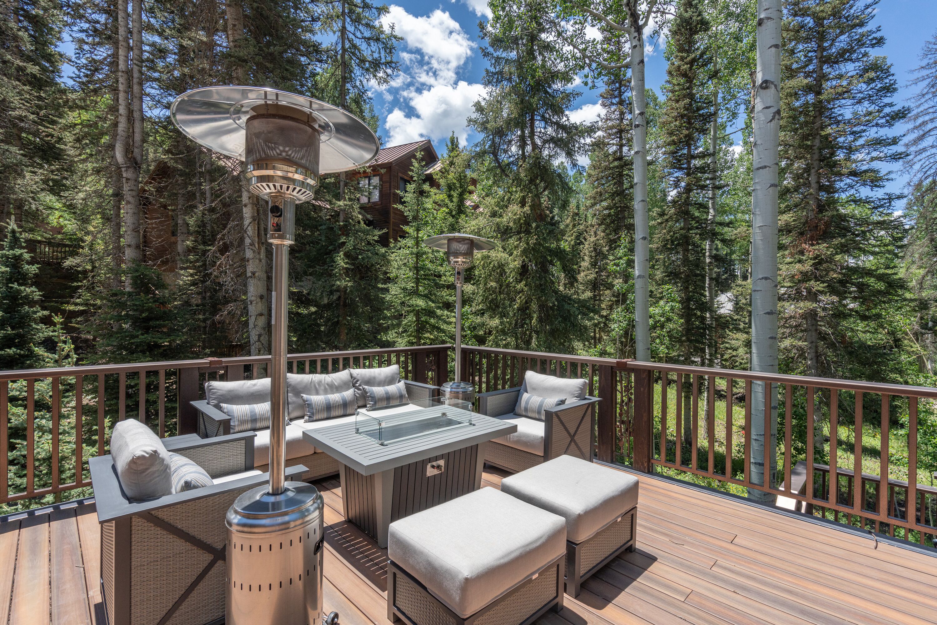 5.1-aspen-grove-mountain-village-living-room-deck3