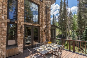 5.0-aspen-grove-mountain-village-living-room-deck2 - ASPEN GROVE— A sprawling mountain house w/ ski-in/ski-out & hot tub (Mountain Village)