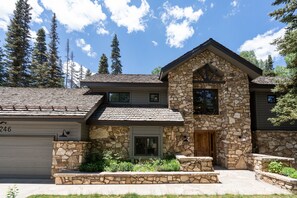 15.1-aspen-grove-mountain-village-exterior-front2 - ASPEN GROVE— A sprawling mountain house w/ ski-in/ski-out & hot tub (Mountain Village)