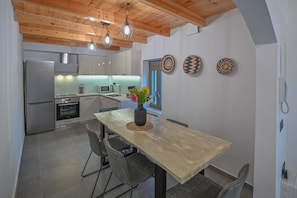 Villa | Eget kök | Stort kylskåp, mikrovågsugn, ugn och spishäll
