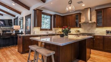 Nhà, 4 phòng ngủ | Bếp riêng | Tủ lạnh, lò nướng, dụng cụ pha cà phê/trà, lò nướng bánh mì