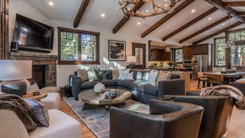 House, 4 Bedrooms | Living area | Smart TV