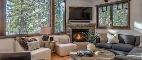 ハウス 4 ベッドルーム | リビング エリア | スマートテレビ