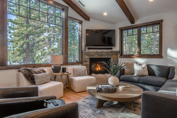 Talo, 4 makuuhuonetta | Oleskelualue | Älytelevisio