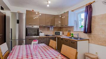 Studio, 1 Queen Bed | Private kitchen | Fridge, microwave, oven, stovetop