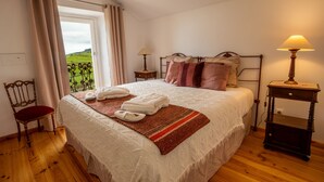 A bedroom with a bed, a chair, a nightstand, and a lamp. - Tradicampo-Cycas-Estúdio da Varanda, panoramic view - NEW LISTING (Algarvia)