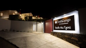 A nighttime view of a modern house with a lit signboard reading "Tradicampo EcoCountry Houses Quinta das Cycas". - Tradicampo-Cycas-Estúdio da Varanda, panoramic view - NEW LISTING (Algarvia)