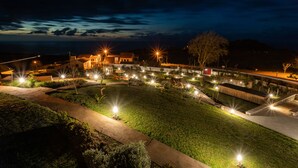 A well-lit outdoor area with pathways, a grassy lawn, and several buildings. - Tradicampo-Cycas-Estúdio da Varanda, panoramic view - NEW LISTING (Algarvia)