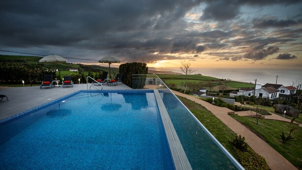 A swimming pool with a view of the sea and a sunset. - Tradicampo-Cycas-Estúdio da Varanda, panoramic view - NEW LISTING (Algarvia)