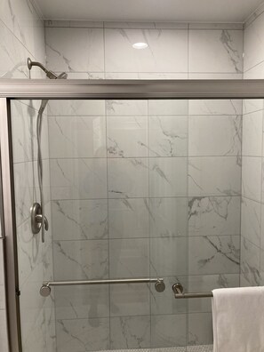 Bañera, secador de pelo, bidé y toallas