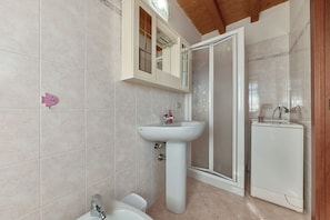 Bruser, hårtørrer, bidet, håndklæder