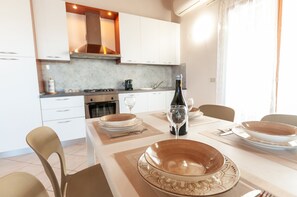 Kühlschrank, Ofen, Herdplatte, Geschirrspüler