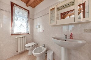 Dusche, Haartrockner, Bidet, Handtücher